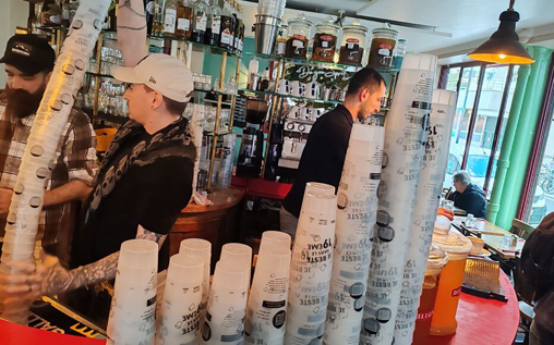 Paris : au bassin de la Villette, un apéro plus écolo grâce aux gobelets recyclables dans les bars