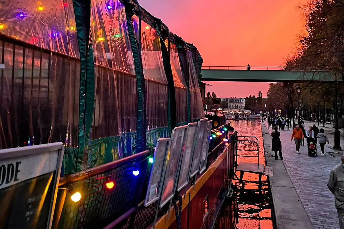 Profitez de l'arrivée des beaux jours en prenant un verre sur une péniche parisienne !
